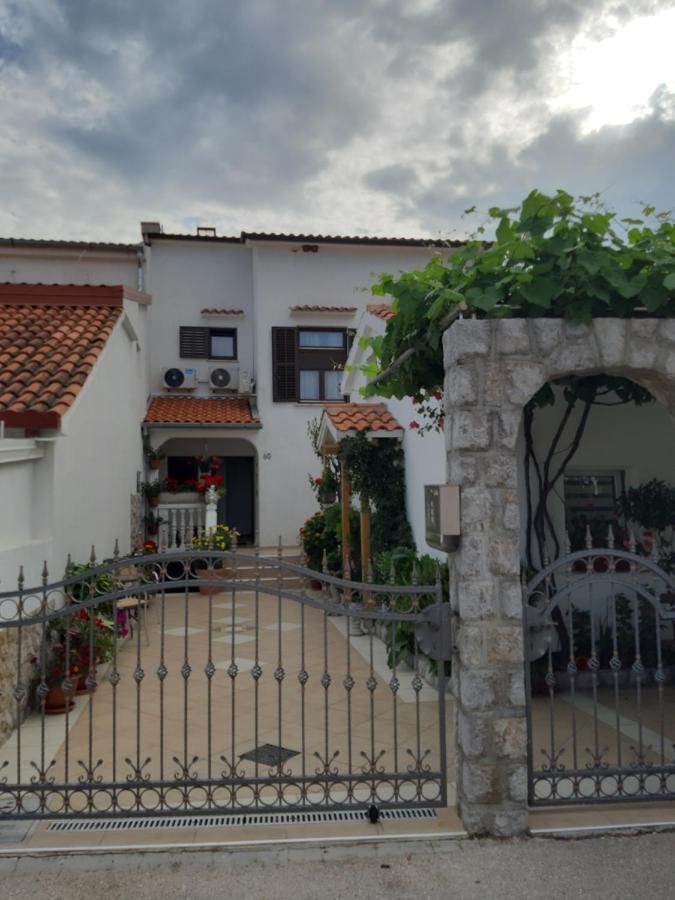 Apartmani Jozefina Omišalj Buitenkant foto
